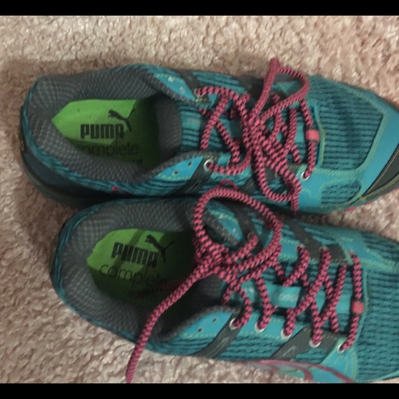 Puma turquoise & pink athletic shoes. 10. Exc. - Picture 2 of 4